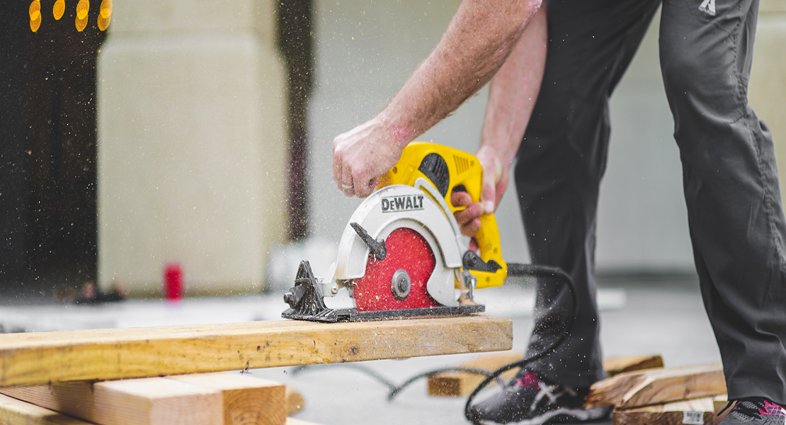 Circular saw in operation